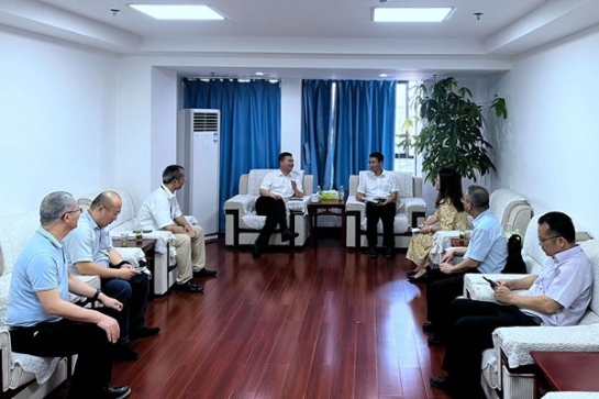 郵儲銀行廣西區(qū)分行黨委委員、 副行長高山一行到中小擔(dān)保座談交流